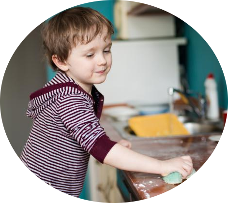 niño ayudando en casa
